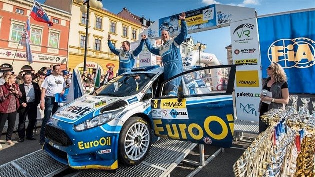 Dvojice plzeňského EuroOil Invelt Teamu Václav Pech (vpravo) - Petr Uhel slaví druhé místo na březnovém 38. ročníku Valašské rallye.