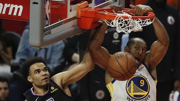 Andre Iguodala z Golden State Warriors nekompromisn skruje, Jerome Robinson z Los Angeles Clippers ho nedokzal zastavit.