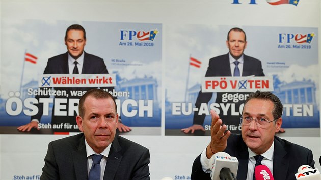 Kandidt pravicov populistick strany Svobodnch (FP) do eurovoleb Harald Vilimsky (vlevo) a pedseda strany Heinz-Christian Strache na plaktech ve Vdni (26. dubna 2019)