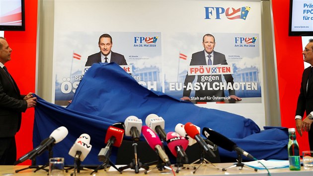 Kandidt pravicov populistick strany Svobodnch (FP) do eurovoleb Harald Vilimsky (vlevo) a pedseda strany Heinz-Christian Strache na plaktech ve Vdni (26. dubna 2019)
