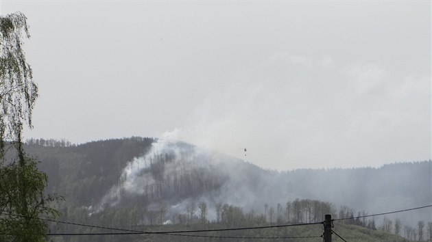 Celkem tinct jednotek profesionlnch a dobrovolnch hasi pedevm z Moravskoslezskho kraje zasahovalo v ptek  odpoledne a veer u poru lesa u Trojanovic na ploe a 15 hektar. (26. dubna 2019)