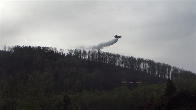 Celkem tinct jednotek profesionlnch a dobrovolnch hasi pedevm z Moravskoslezskho kraje zasahovalo u poru lesa u Trojanovic na ploe a 15 hektar. (26. dubna 2019)