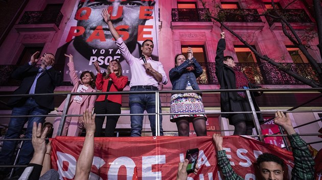 Vldn socialist v ele s premirem Pedrem Snchezem oslavili vtzstv v panlskch parlamentnch volbch v Madridu. (28. dubna 2019)