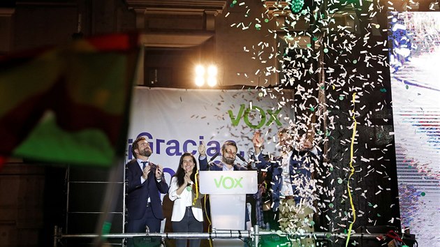 Pravicov protiimigran strana Vox v ele s kandidtem Santiagem Abascalem oslavuje v Madridu vsledky panlskch parlamentnch voleb. (28. dubna 2019)