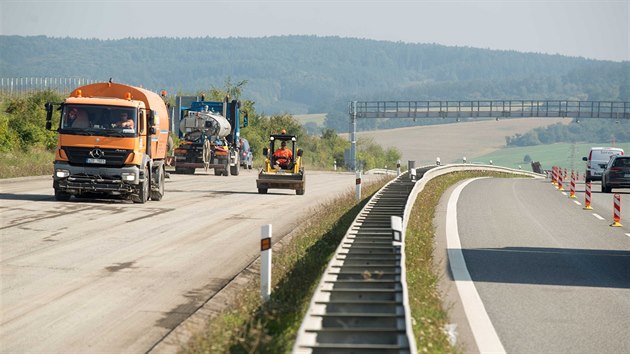 Na severovchodn sti dlninho obchvatu Otrokovic bylo nutn v roce 2016 poloit nov asfaltov povrch.