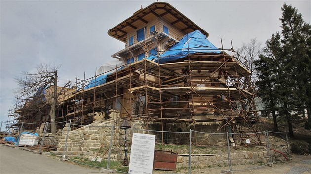 Rekonstrukce vyhořelé chaty Libušín na Pustevnách finišuje. 