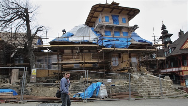 Rekonstrukce vyhořelé chaty Libušín na Pustevnách finišuje. (3. března 2014)