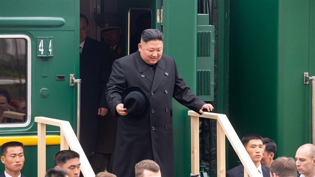 Severokorejsk vdce Kim ong-un po pjezdu obrnnm vlakem v ruskm Chasanu (24. dubna 2019)