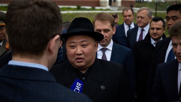 Severokorejsk vdce Kim ong-un po pjezdu do ruskho Chasanu se vnuje reportrovi rusk televize (24. 4. 2019)