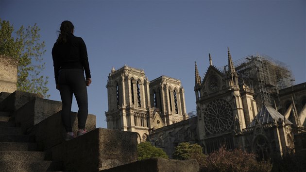 Joggerka se dv na chrm Notre-Dame v Pai (20. 4. 2019)