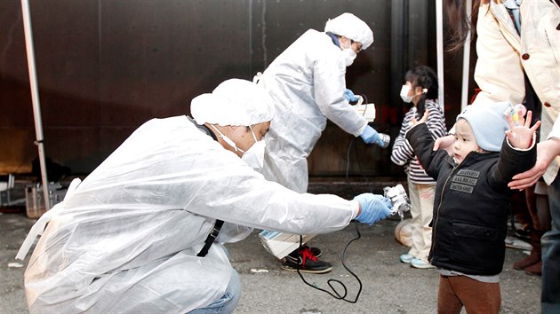 Kontrola radiace u dt po jadern katastrof ve Fukuim (13. bezna 2011)