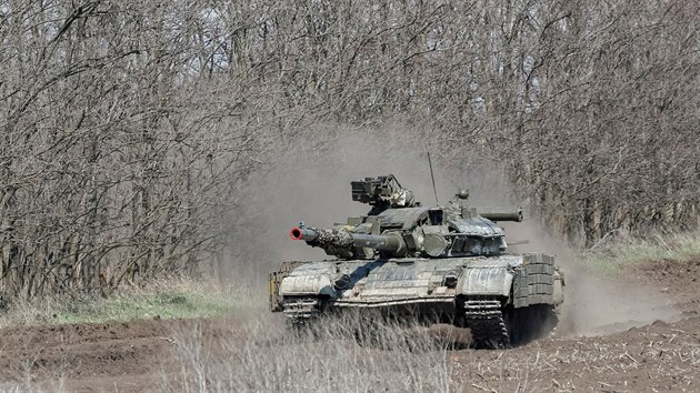 Ukrajinsk tank jede donckou oblast. (9. 4. 2019)