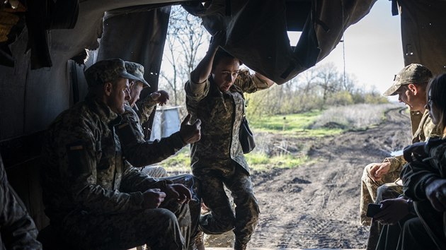 Ukrajint vojci v donck oblasti u frontov linie (21. dubna 2019)