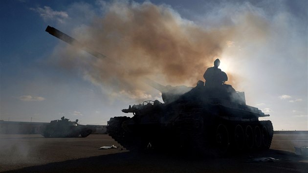 Tank ozbrojench sloek libyjskho generla Chalfy Haftara (13. dubna 2019)