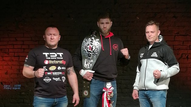 ampion Rizinu MMA zpasnk Ji Prochzka (uprosted). Vlevo je Jaroslav Hovzk a vpravo je Martin Karaivanov, treni.