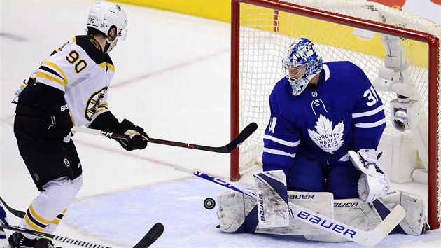 Torontsk brank Frederik Andersen el anci Marcuse Johanssona z Bostonu.