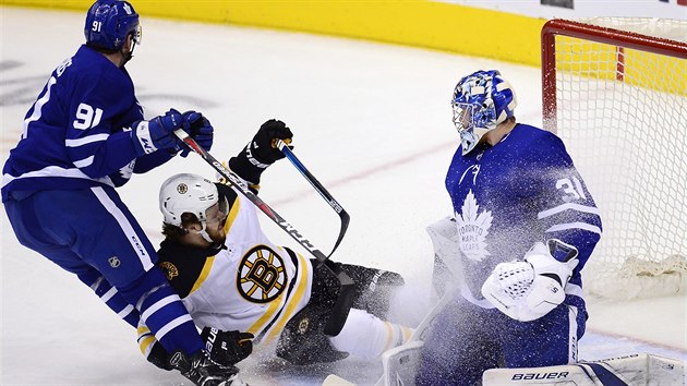 David Pastrk z Bostonu pad po stetu s Johnem Tavaresem z Toronta. Sleduje to brank  Frederik Andersen.