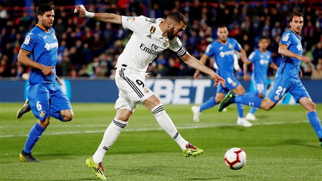 Karim Benzema z Realu Madrid stl na branku Getafe.