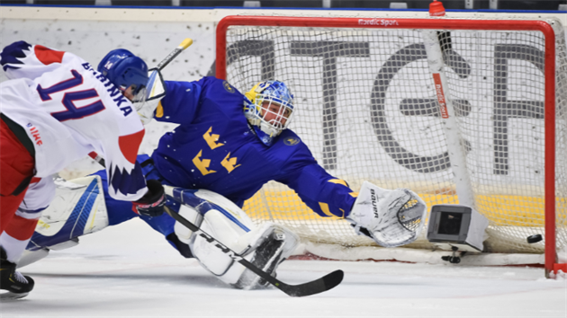 Český hokejista Marcel Barinka překonává švédského gólmana Huga Alnefelta.