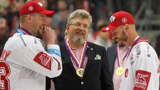 Se zlatými medailemi pro vítěze extraligy se radují třinečtí hráči Martin Adamský (vlevo) a Lukáš Krajíček a prezident klubu Ján Moder.