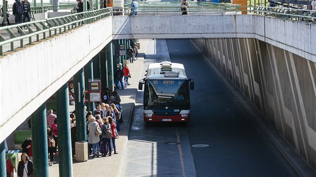 Autobusov terminl a stanice metra ern Most (19. dubna 2019)