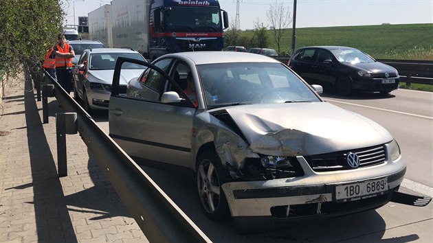 Na Praskm okruhu se srazilo est aut a dodvka. (24. 4. 2019)