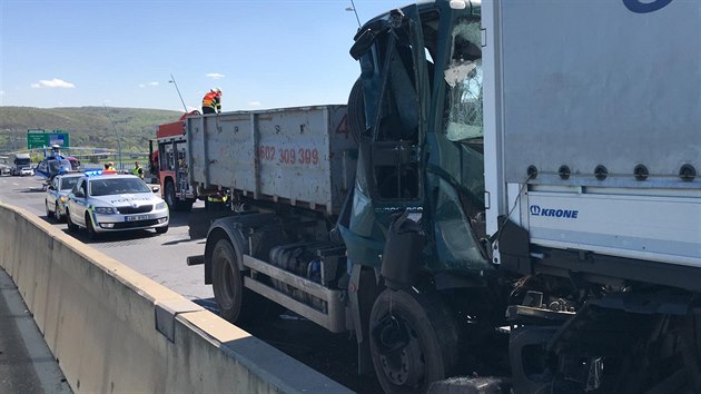 Nehoda kamionu a dodvky zastavila provoz na Praskm okruhu i v tunelu. (25. 4 2019)