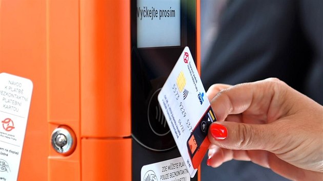 Ve v�ech tramvaj�ch v Praze lze platit za j�zdenku kartou.