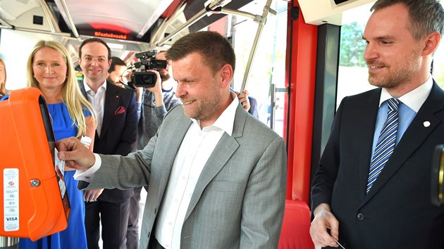 Platbu kartou si na za��tku ostr�ho provozu vyzkou�el gener�ln� �editel dopravn�ho podniku Petr Witowski.