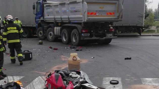 Motorke transportoval vrtulnk do Fakultn nemocnice v Hradci Krlov.