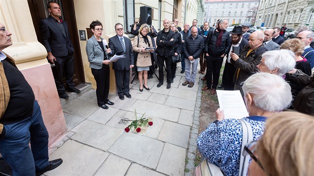 V Javoříčské ulici v Olomouci byly za účasti izraelského velvyslance Daniela Merona a jeho manželky Jill (na snímku při proslovu) položeny další tři takzvané kameny zmizelých. Ty připomínají tři členy rodiny Lindenbaumových, kteří zde žili a stali se oběťmi holocaustu.