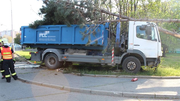 Řidič nákladního vozu při nehodě na okraji Olomouce mimo jiné porazil několik stromů rostoucích na valu výpadovky, z níž si auto prorazilo cestu do vedlejší ulice.