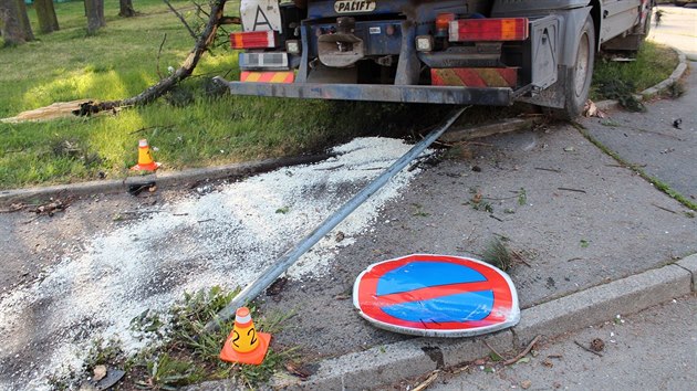 Řidič nákladního vozu při nehodě na okraji Olomouce mimo jiné porazil i značku a přejel přes dva chodníky.