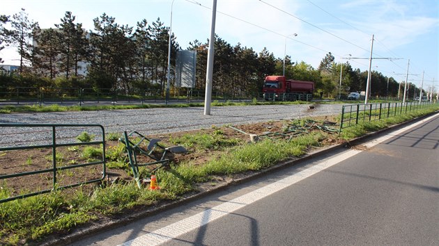 Řidič nákladního vozu při nehodě na okraji Olomouce mimo jiné prorazil zábradlí na obou stranách tramvajového pásu, po kterém projel a posléze přejel i protisměrem rušné výpadovky.
