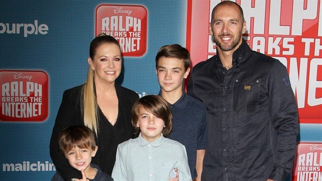 Melissa Joan Hartová s rodinou na premiéře filmu Raubíř Ralf a internet (Hollywood, 5. listopadu 2018)