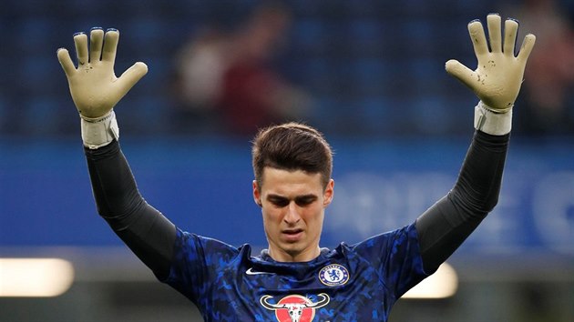 Kepa Arrizabalaga z Chelsea se rozcviuje.