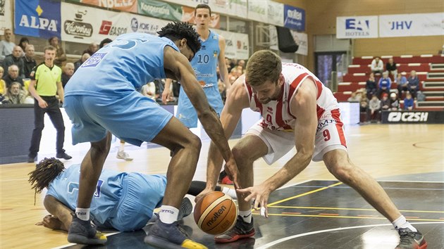 Kamil vrdlk (vpravo) z Pardubic a Javonte Douglas z Olomoucka bojuj o m.