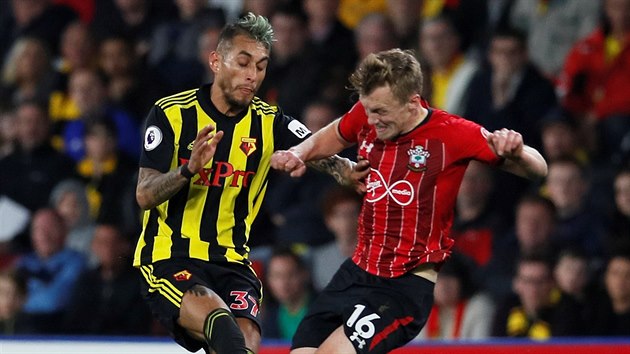 Roberto Pereyra (vlevo) z Watfordu a James Ward-Prowse ze Southamptonu bojuj o m.