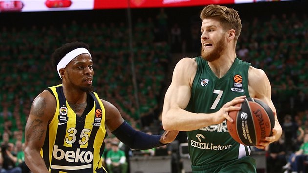 Thomas Walkup (vpravo) ze algirisu unik Bobbymu Dixonovi z Fenerbahce.