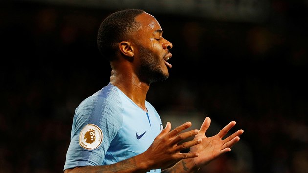 Raheem Sterling z Manchesteru City se bhem zpasu s Manchesterem United zlob sm na sebe.