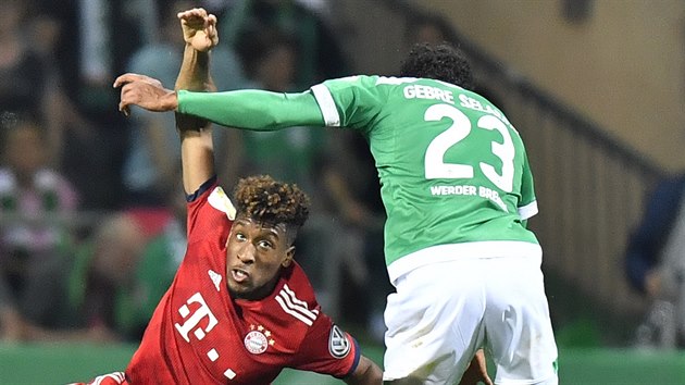 Theodor Gebre Selassie (v zelenm) z Werderu Brmy peskoil Kingsleyho Comana z Bayernu Mnichov.