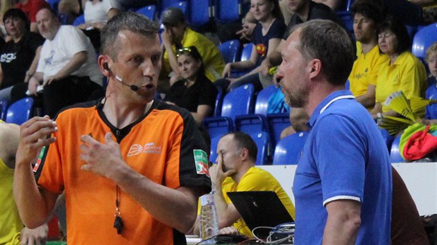 Opavsk trenr Petr Czudek (v modrm) debatuje s rozhodm Petrem Hruou.