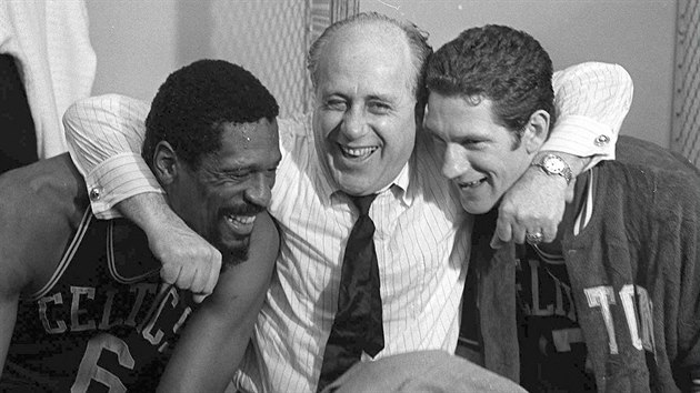 Bill Russell (vlevo) a John Havlicek (vpravo) dovedli Boston Celtics k titulu i v roce 1968, Objm je trenr a manaer Red Auerbach.