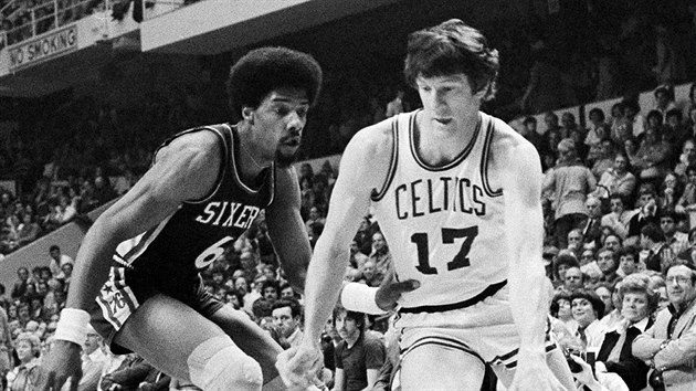 John Havlicek (17) z Bostonu to kolem Juliuse Ervinga z Philadelphie, rok 1977.