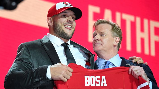 Nick Bosa (vlevo) posl San Francisco 49ers. Gratuluje mu prvn mu NFL Roger Goodell.