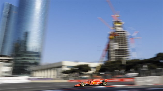 Charles Leclerc z Ferrari bhem trninku v Baku