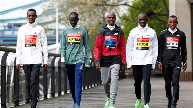 Tamirat Tola, Abraham Kiptum, Mo Farah, Eliud Kipchoge a Tola Shura Kitata (zleva) pzuj ped londnskm maratonem.