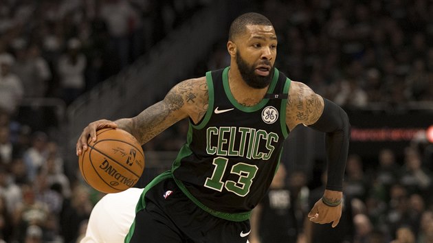 Marcus Morris (13) z Bostonu to na ko Milwaukee.