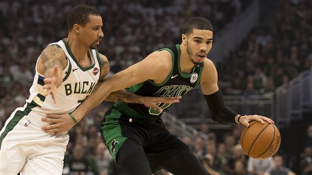 Jayson Tatum (vpravo) z Bostonu se zbavuje George Hilla z Milwaukee.