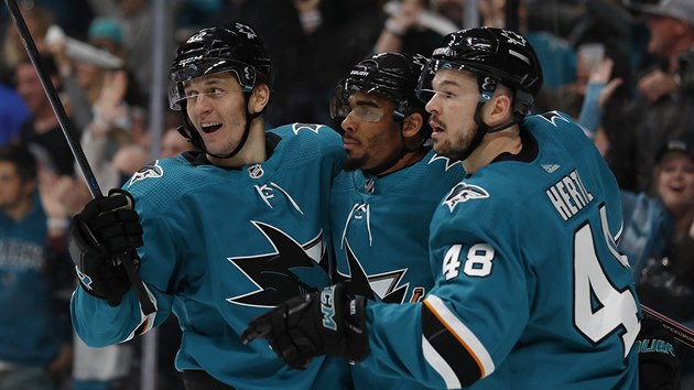 Luk Radil (vlevo), Evander Kane (uprosted) a Tom Hertl slav gl San Jose proti Coloradu.